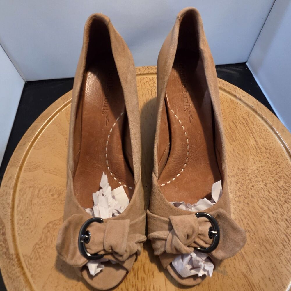Gentle Souls Gabes Bow 10W Tan Suede Peep Toe Wedge Pumps Buckle Comfort Shoes